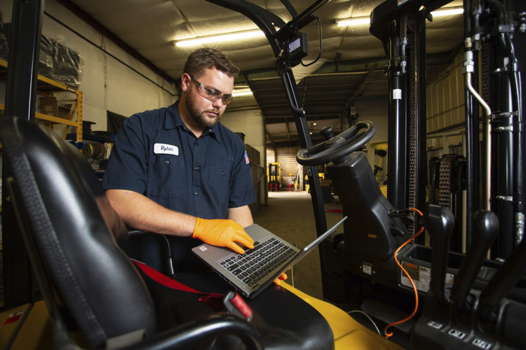 service tech with computer 1024x683 service tech with computer 1024x683